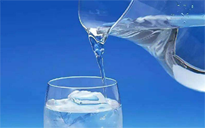 水放久了为什么有味道?